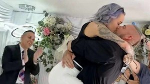 VIDEO: Escándalo por la mujer que se casó en Las Vegas… con su padrastro