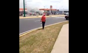 Vehículo se incendió dentro de una gasolinera en Guanare este #28Mar (Video)