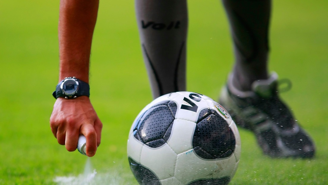 VIDEO: Hinchas agreden a un árbitro y lo persiguen con un machete en pleno campo de fútbol