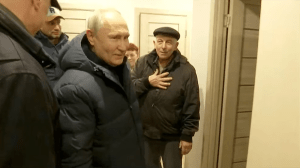 Acusaron a Vladimir Putin de enviar un doble a Mariúpol y esta FOTO lo prueba