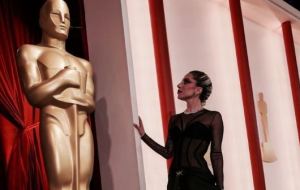 Lady Gaga sorprende en los Óscar: vestida de Versace corrió para ayudar a un fotógrafo (Video)