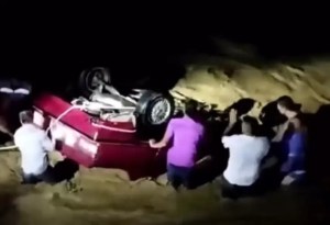 VIDEO: El desesperado intento de rescate de un conductor que cayó al río, aunque finalmente murió