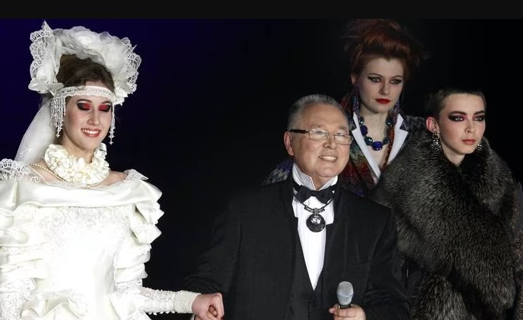 Muere a los 85 años el “Dior rojo”, el modisto ruso Viacheslav Zaitsev