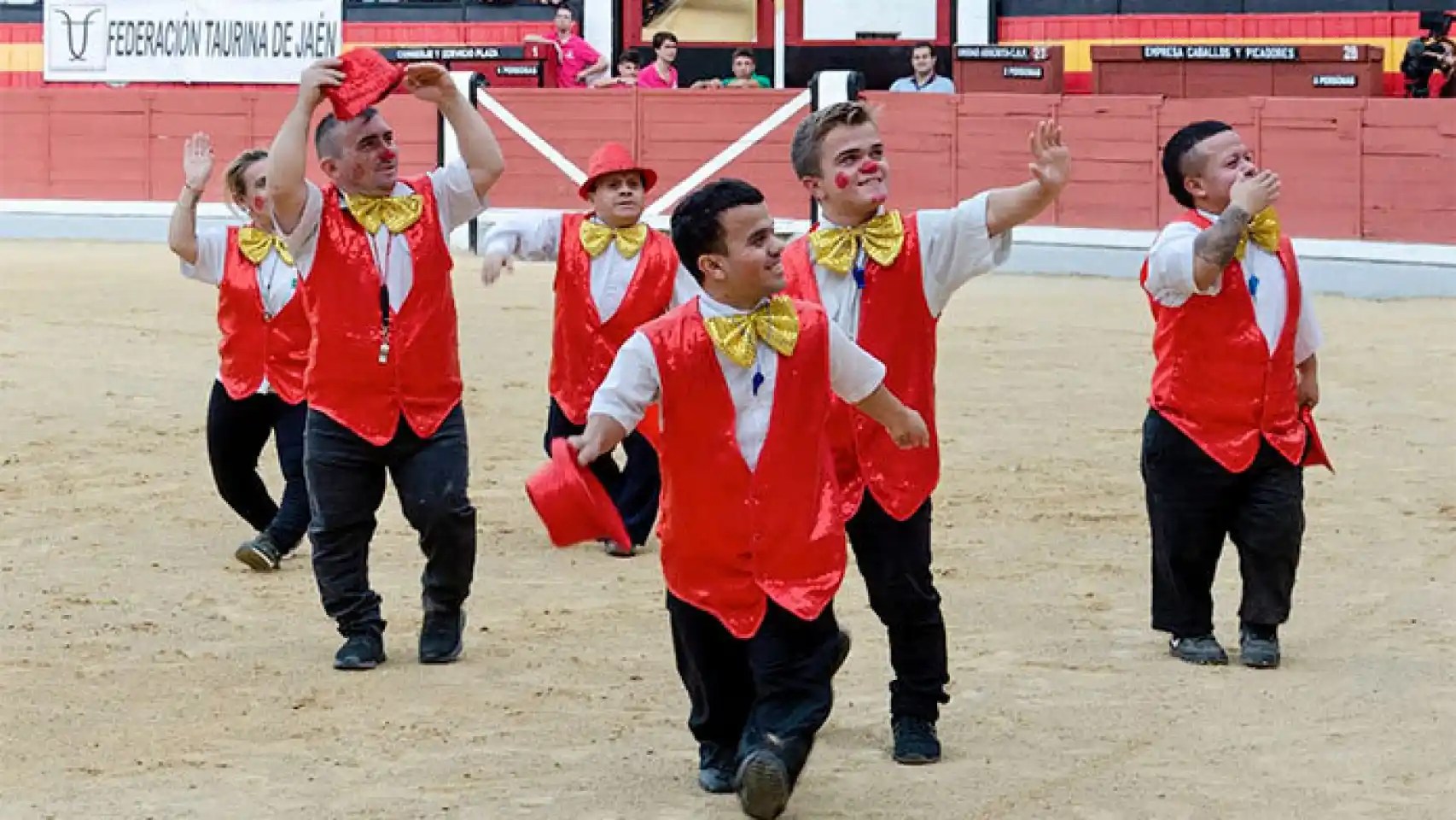 España prohíbe espectáculos considerados denigrantes como los enanos toreros