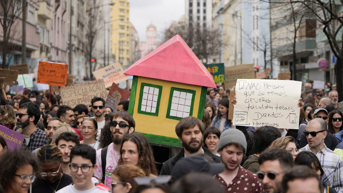 “La vivienda no es un negocio”: miles de portugueses salen a la calle por la crisis inmobiliaria