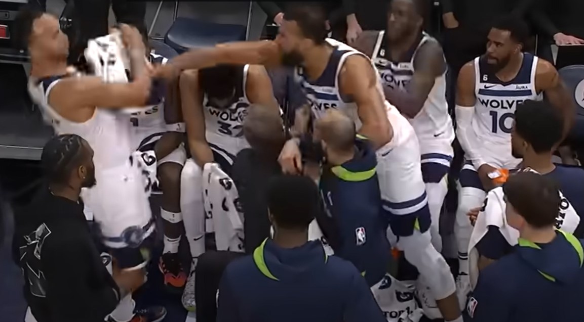 Jugador de la NBA lanzó un puñetazo a su compañero de equipo (VIDEO)