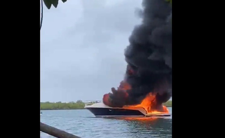 EN IMÁGENES: Se incendió un lujoso yate valorado en 200 mil dólares en Tucacas