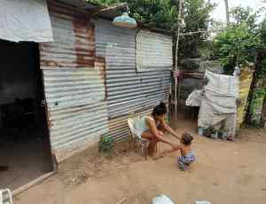 “Aquí vivimos por vivir”: La dura confesión de una madre del barrio 26 de Julio de Barinas