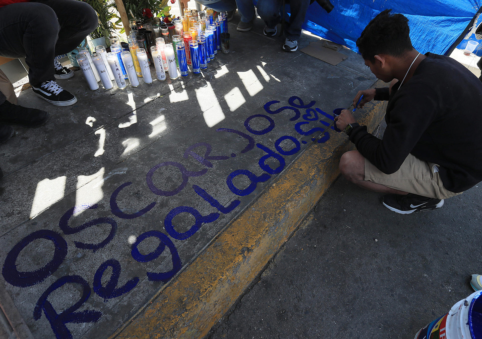 Encienden velas en honor a migrantes venezolanos muertos en incendio en México (Fotos)