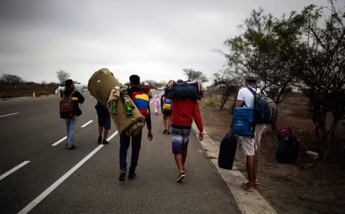 Perú impide la entrada a decenas de migrantes, la mayoría venezolanos