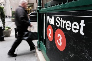 Wall Street cerró en rojo al alejarse la caída de tasas de interés de EEUU