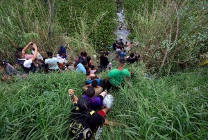 Migrantes venezolanos se entregan en la frontera como última esperanza para ingresar a EEUU