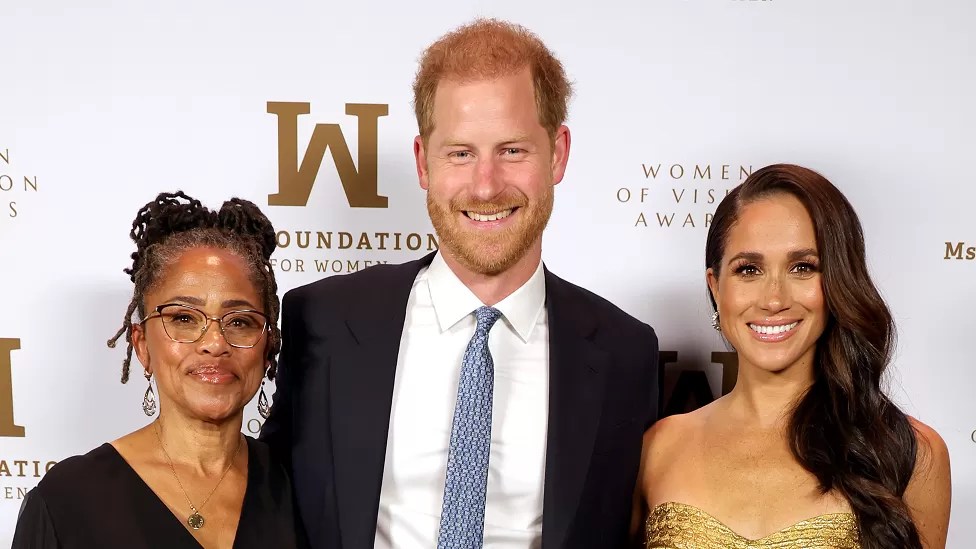 Príncipe Harry, Meghan y su madre implicados en “persecución de carros casi catastrófica” con paparazzi en Nueva York