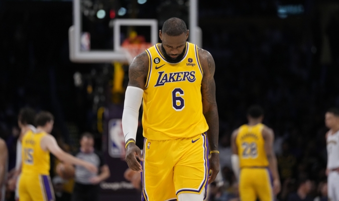 Después de quedar eliminado, LeBron James coquetea con el retiro. “Tengo mucho en qué pensar”