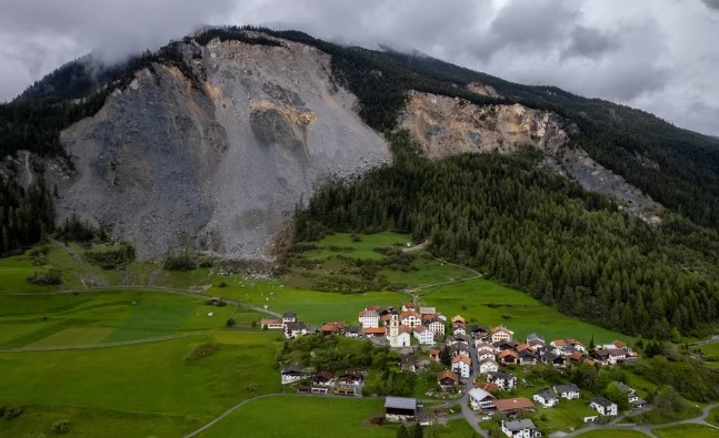 Evacuaron un pueblo de los Alpes suizos ante riesgo de quedar sepultado con un derrumbe de montaña