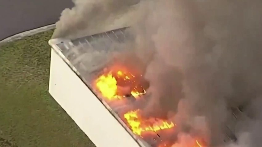 “Fue espantoso”: Incendio destruye parte de un centro de almacenes públicos en Miami
