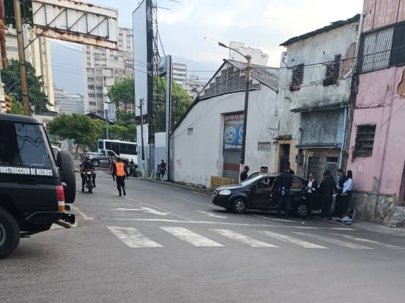 Encuentran un cadáver dentro de un carro en Puente Hierro (Foto)