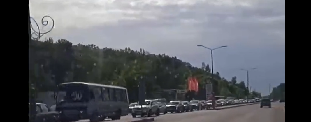 Así intentan huir los civiles rusos tras los últimos ataques en Belgorod (VIDEO)