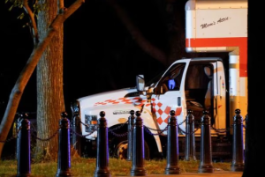Inculpan por “amenaza” a conductor de camión que embistió barrera cerca de la Casa Blanca