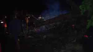 Obstruido el paso vehicular por carretera Trasandina en Mérida tras la caída de árboles