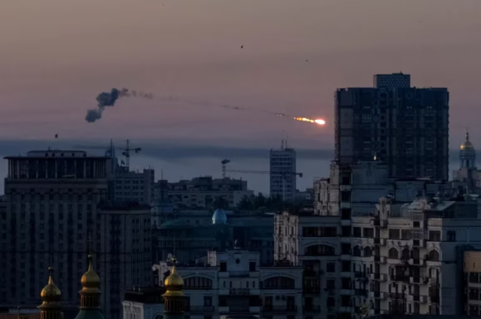 VIDEO: Rusia derrama municiones incendiarias desde el cielo de Bajmut
