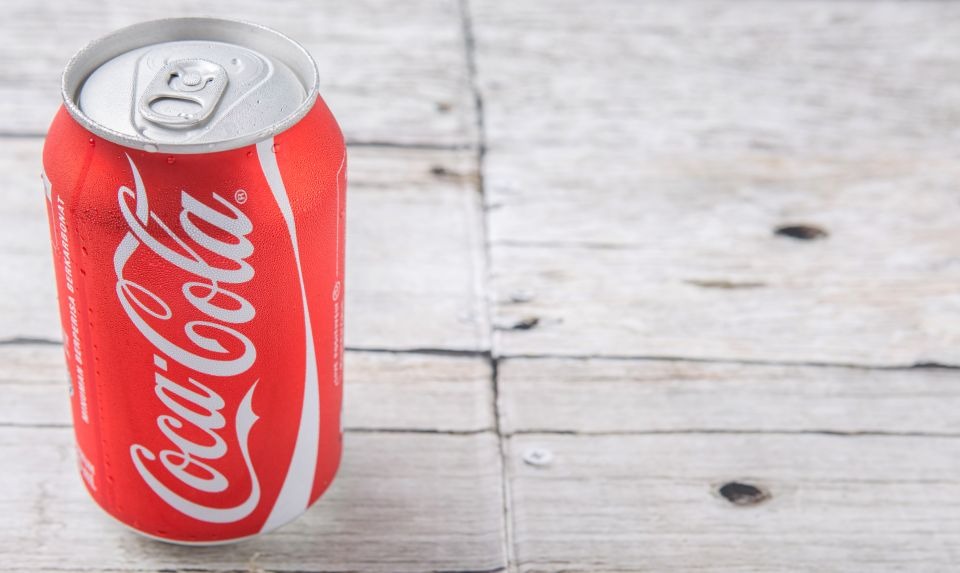 ¡De no creer! Se rompió el fémur de tanto beber Coca-Cola