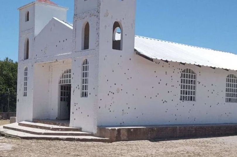 Tenebrosas IMÁGENES: Iglesia baleada y un decapitado, lo que dejó guerra de grupos armados en México