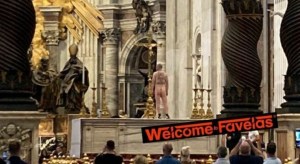 Como Dios lo trajo al mundo: se desnudó en la Basílica de San Pedro y protestó ante cientos de turistas en el Vaticano