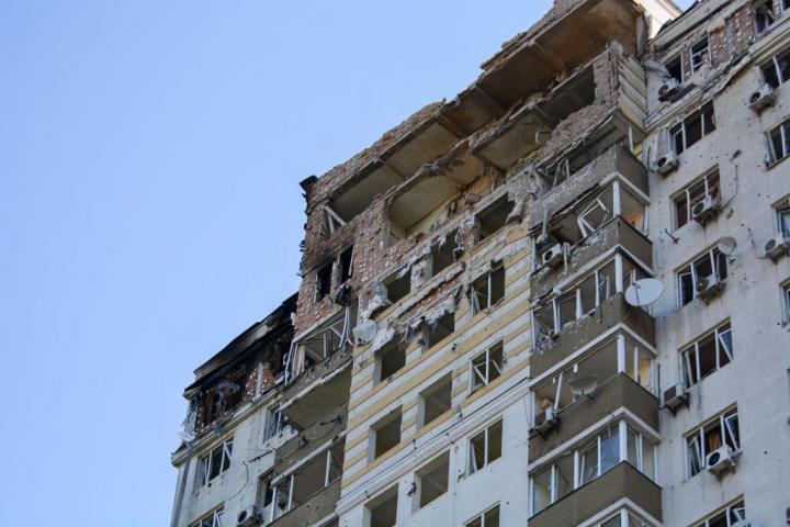 Bombardeo ruso contra ciudad natal de Zelenski deja al menos 10 muertos