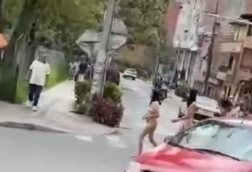 Sin nadita de ropa: Dos mujeres causaron una tranca en plena calle y acaloraron a más de uno (VIDEO)