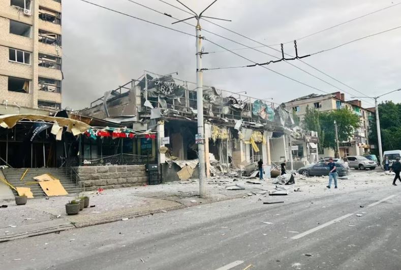 Al menos tres muertos dejó bombardeo ruso en restaurante de Ucrania
