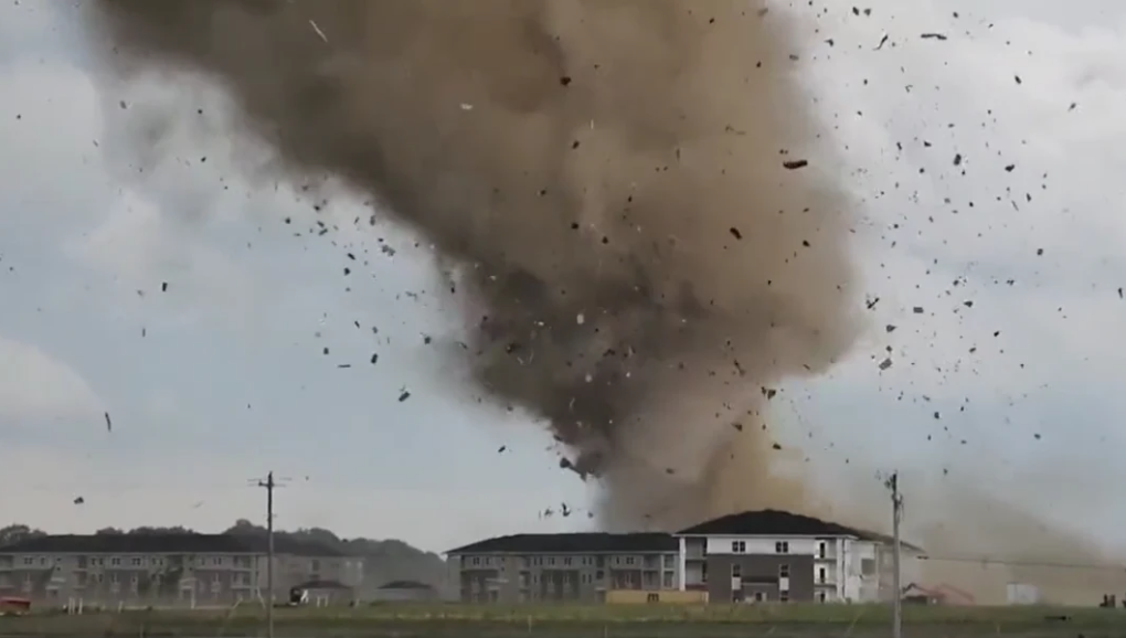 Video aterrador: tornado tocó tierra en Indiana y causó daños severos