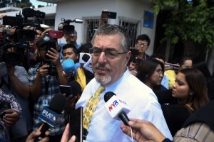 Corte de Guatemala inhabilitó partido del candidato Bernardo Arévalo a un mes del balotaje