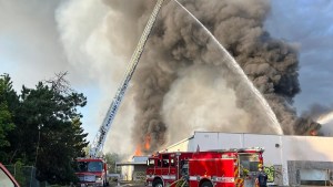 Emergencia en Portland: Enorme incendio en supermercado inundó de humo varios kilómetros de distancia