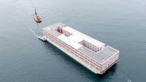 El polémico barco gigante donde Reino Unido alojará a solicitantes de asilo