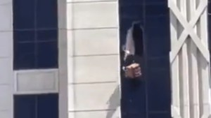 Hombre armado se atrincheró en el Caesars Palace de Las Vegas y tiró todo por la ventana (VIDEO)