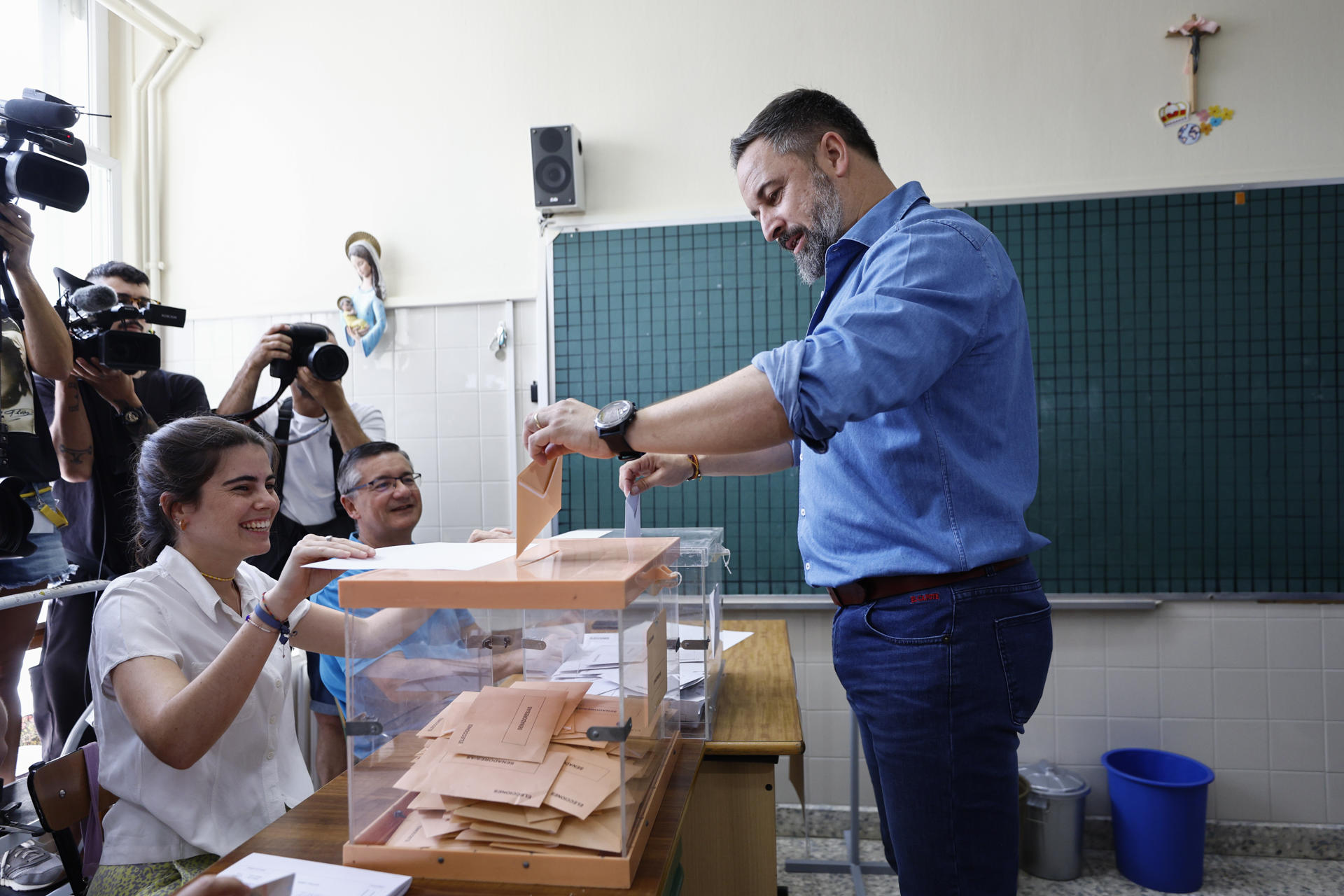 EN FOTOS: Santiago Abascal, candidato de Vox, ejerce su derecho al voto en las elecciones generales de España