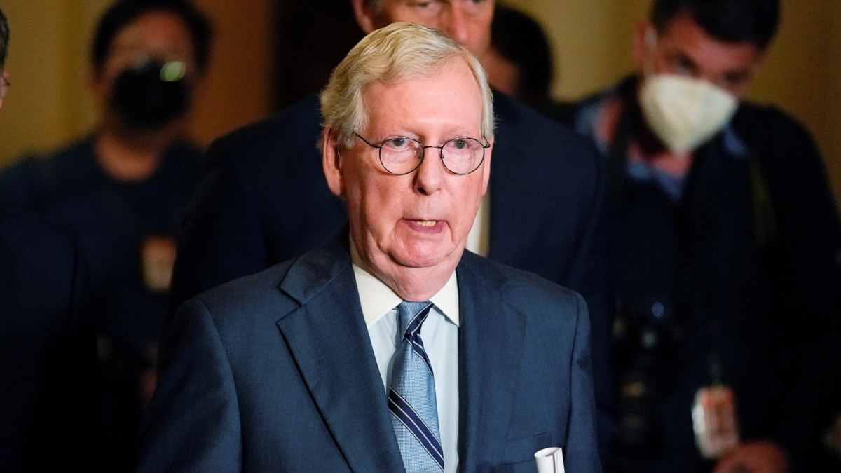 Líder republicano Mitch McConnell quedó congelado por varios segundos durante una rueda de prensa (VIDEO)