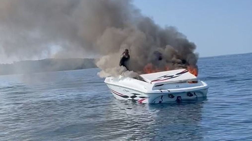 “Salvar tu vida o morir a bordo”: Pareja rescata a dos personas de un bote en llamas en Míchigan (VIDEO)