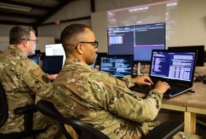 Militares estadounidenses entrenan a la inteligencia artificial con información secreta