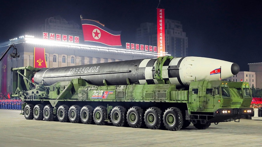 Kim Jong-un exhibió su arsenal de misiles nucleares y drones ante el ministro de Defensa ruso