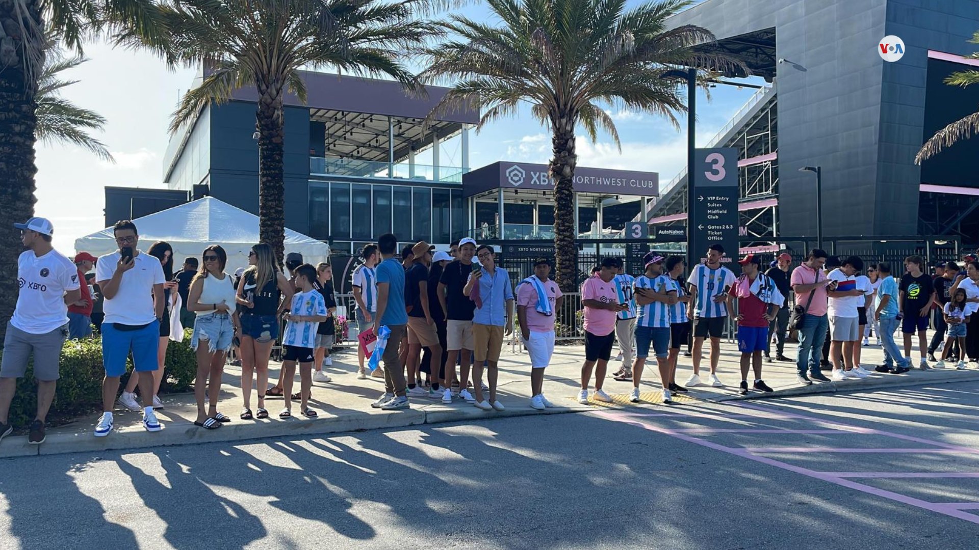 EN VIDEO: fanáticos de Messi se reúnen en el estadio Drive Pink de Fort Lauderdale para saludar a su ídolo