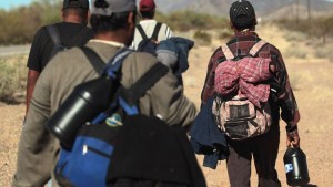 Juez bloquea regla de asilo de Biden que impide el viaje de inmigrantes a la frontera