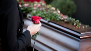 Dolor y rabia en Nueva York: Recibieron el cadáver equivocado en una funeraria y ahora piden millonaria indemnización