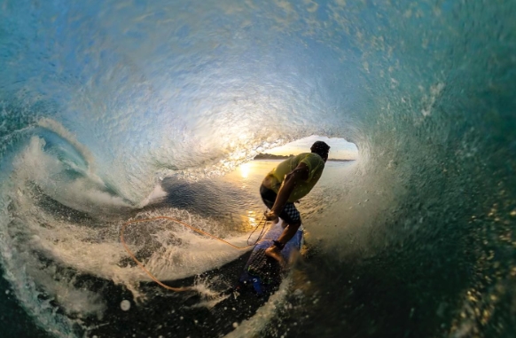Conmoción por la muerte de Mikala Jones, leyenda del surf: una ola lo tiró de su tabla y se desangró