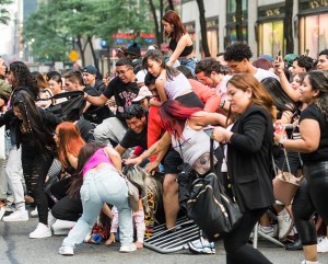 ¡Locura en Nueva York! Fans caen al piso mientras corrían para ver concierto gratuito de Karol G (IMÁGENES)