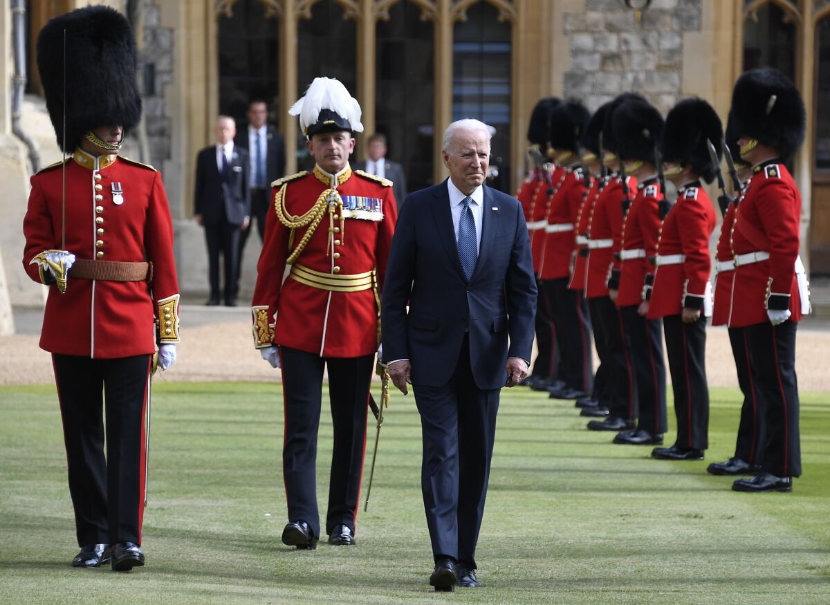 Una guardia de honor recibe a Joe Biden en el castillo de Windsor (VIDEO)