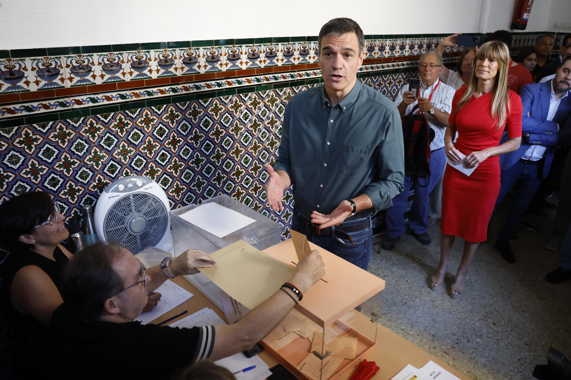 Elecciones en España: Pedro Sánchez votó entre abucheos y gritos de “fuera” y “mentiroso” (VIDEO)