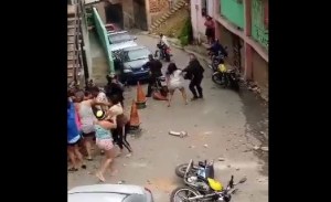 Caos y violencia en Carapita: Mujeres se cayeron a golpes con policías para salvar a narcotraficantes (VIDEO)