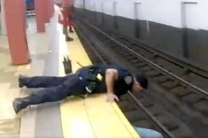 Heroico momento: Policías rescatan a usuario desplomado en las vías del metro de Nueva York (VIDEO)